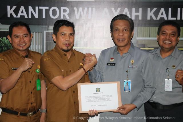 Kanwil Kemenkum Kalsel Serahkan Hasil Harmonisasi Ranperda Hak Penyandang Disabilitas kepada Pemkab Balangan