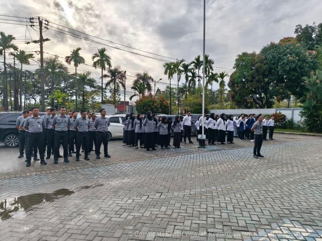 Disiplin dan Akuntabilitas Ditekankan dalam Apel Pagi Kemenkum Kalsel